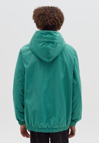 Lichtgewicht teal jack met een capuchon, elastische manchetten en een gathered zoom, gemaakt van glad, waterafstotend materiaal.