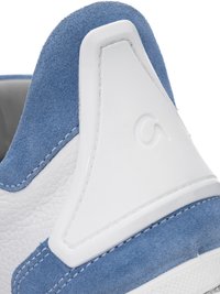 Nahaufnahme der Ferse eines blauem Wildleder- und weißen Leder-Sneakers mit geformter weißer Kunststoffunterstützung und dezent geprägt sichtbarem Logo-Detail.