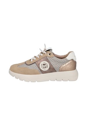 Zapatilla beige y rosa metálico con suela blanca, cordones blancos, paneles de tela texturizada y un logo circular en el lateral.