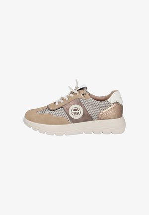 Zapatilla beige y rosa metálico con suela blanca, cordones blancos, paneles de tela texturizada y un logo circular en el lateral.