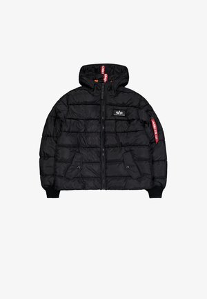 Chaqueta de puff negra con capucha, diseño acolchado, cremallera frontal, puños elásticos, dos bolsillos laterales y un parche de logo en el pecho.