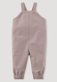 Pantalones de tirantes morados claros con tirantes ajustables, puños elásticos en los tobillos y una tela suave y texturada con un diseño sencillo.