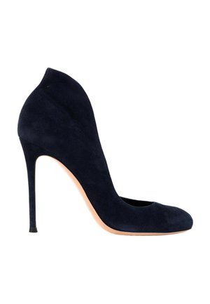 Escarpin en daim noir à talon haut avec un bout pointu et un talon aiguille fin sur fond blanc.