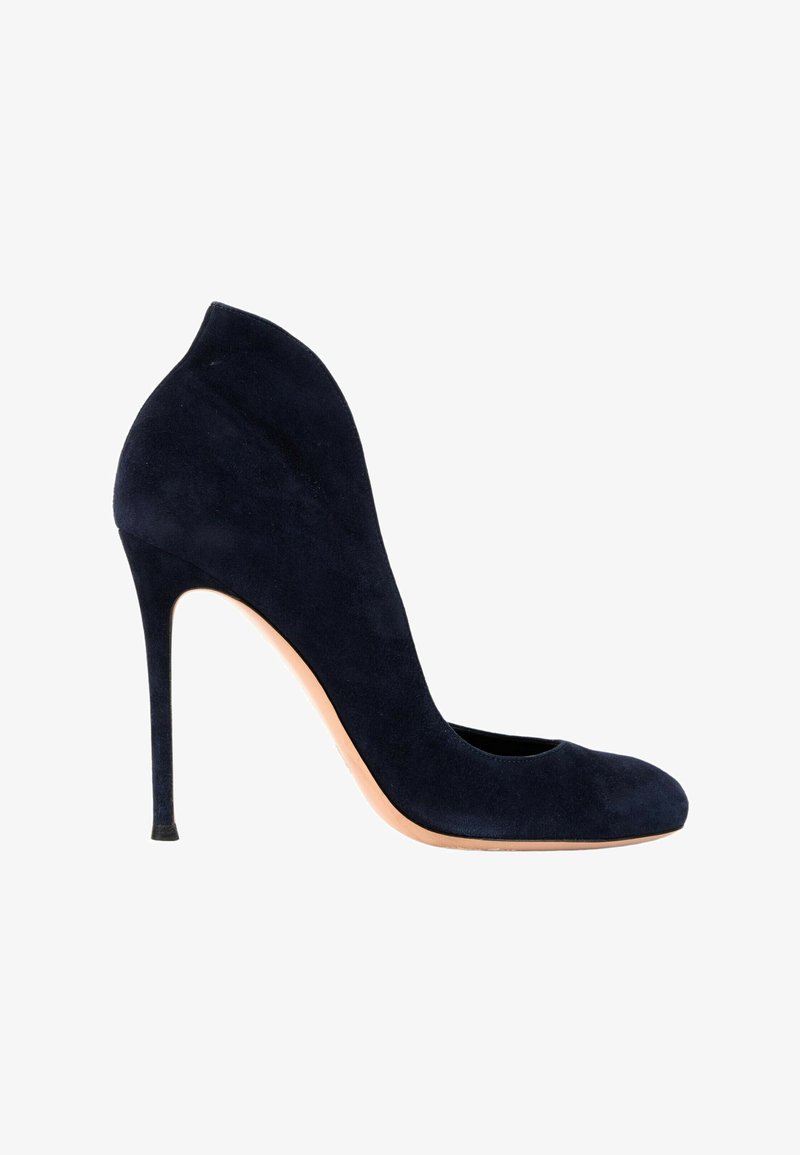 Escarpin en daim noir à talon haut avec un bout pointu et un talon aiguille fin sur fond blanc.