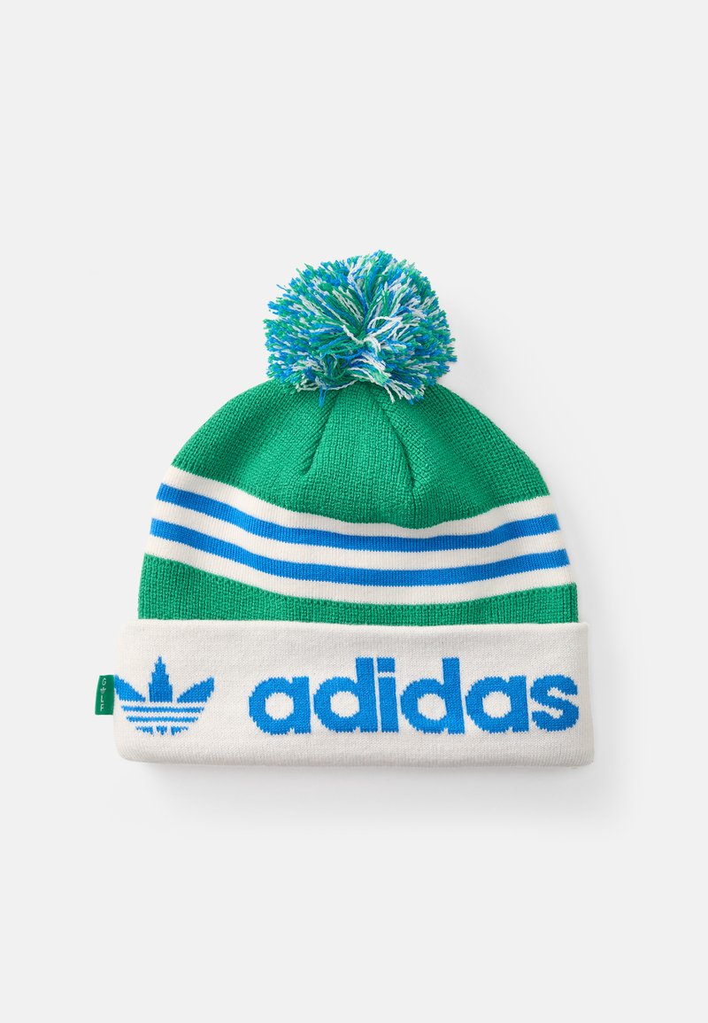 Πράσινο πλεκτό σκουφάκι με μπλε και άσπρες ρίγες, μπλε κείμενο και λογότυπο "adidas" σε λευκό ύψωμα, με κορυφή από πομ-πομ σε μπλε, πράσινο και άσπρο χρώμα.