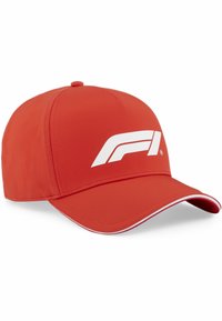 Czerwona czapka baseballowa z materiału, z białym logo "F1" z przodu, z zaokrąglonym daszkiem i białym obramowaniem wzdłuż brzegu.