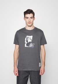 Jack & Jones JORBLOKE TEE CREW NECK - T-shirt estampada - asphalt