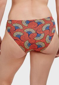 Bas de maillot de bain en tissu orange avec un motif de fans en accents bleus et jaunes, présentant une coupe ajustée et taille haute.