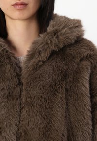 Modström LOUISAMD - Winterjas - cedar