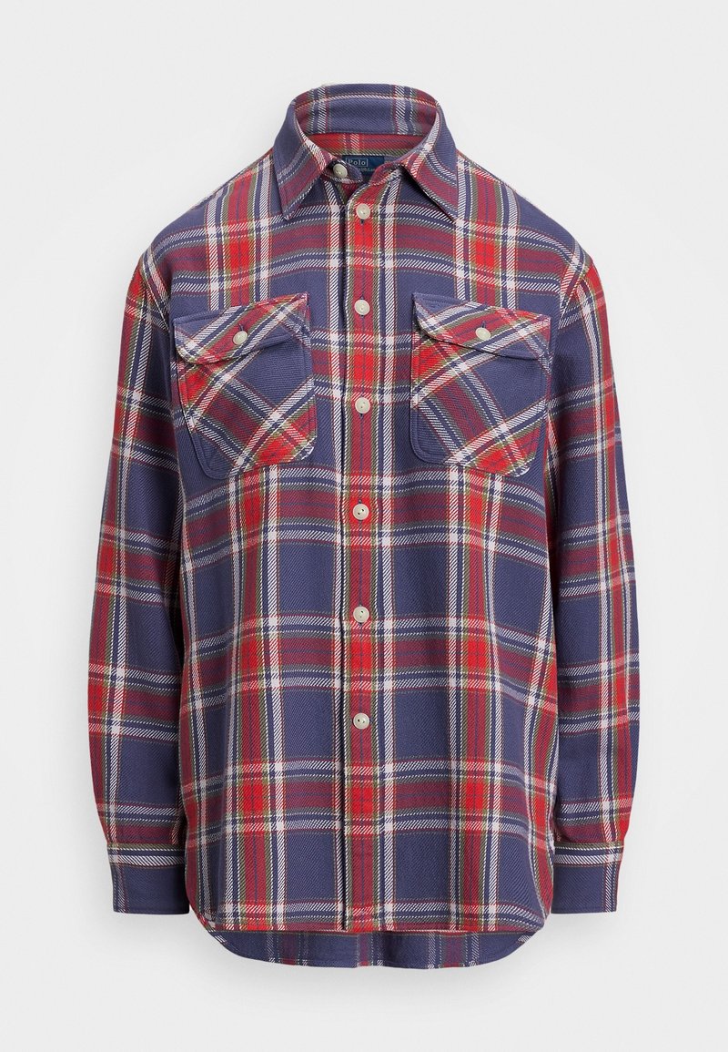 Chemise en flanelle à manches longues boutonnée avec un motif à carreaux rouge, marine et blanc, dotée de deux poches poitrine boutonnées à l'avant.