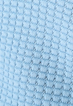 Tessuto azzurro chiaro a maglia con un motivo testurizzato di rilievi verticali e orizzontali che formano piccoli blocchi rettangolari.