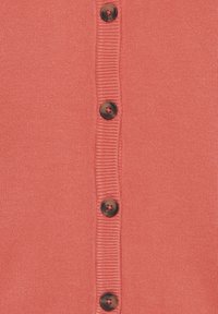 Cardigan boutonné couleur corail avec une texture tricotée lisse, comportant six boutons foncés le long du devant central et des bords côtelés.