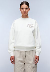 Witte sweatshirt met een ronde hals, verlaagde schouders en geribbelde manchetten. Beschikt over het logo "NAPAPIJRI" in bruin op de voorkant.