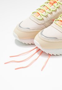 Reebok Classic Sneakers - beige