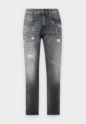 Jeans in denim nero sbiadito con toppe strappate. Caratterizzati da cinque tasche, chiusura a bottoni e design a gamba dritta.