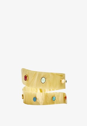 Zaokrąglona kremowa bransoletka typu mankiet z osadzonymi owalnymi kamieniami w kolorach czerwonym, niebieskim, białym i turkusowym, z których każdy oprawiony jest w złocone oprawki.