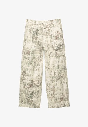 Pantaloni cargo comodi con un motivo mimetico a macchie beige, verde e marrone, e tasche a pattina sulle cosce.