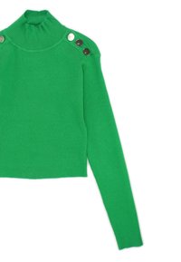 Maglione verde a costine con collo alto, maniche lunghe e tre bottoni metallici decorativi sulla spalla sinistra.