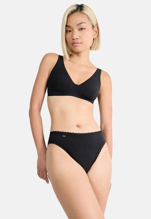 Bralette noire en tissu lisse, design à encolure en V et larges bretelles, assortie à un slip taille haute noir avec une bordure en dentelle à la taille.