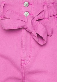 Esprit Farkkushortsit - pink