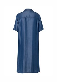 Korte mouwen denim jurk in een middelblauwe kleur, met een kraag en een rechte snit. De stof heeft een gladde textuur en minimale stikselaccenten.