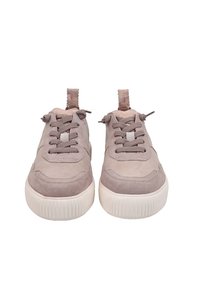 Para taupe zamszowych trampek z grubymi białymi podeszwami, zaokrąglonymi noskami i pasującymi sznurowadłami, widocznych z przodu na białym tle.