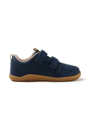 Baskets de sport bleu marine avec deux bandes Velcro, doublure intérieure douce, semelle en caoutchouc texturée et accents et coutures contrastants en beige.