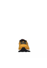 Sneaker giallo in suede con lacci neri, suola intermedia bianca e accenti rossi sulla linguetta. Presenta una punta arrotondata e suola esterna in gomma testurizzata.