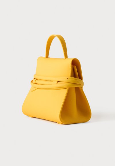 Sac à main structuré jaune avec une poignée supérieure et un détail de ceinture enveloppante, présenté sur un fond clair uni.