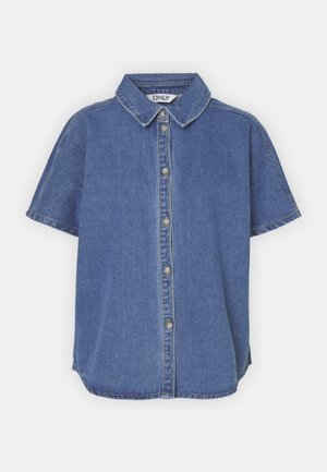 Kamna s kratkimi rokavi iz svetlo modrega džins materiala, z nazobčanim ovratnikom, gumbom spredaj in ukrivljenim robom. Narejena je iz mehkega, strukturiranega blaga.