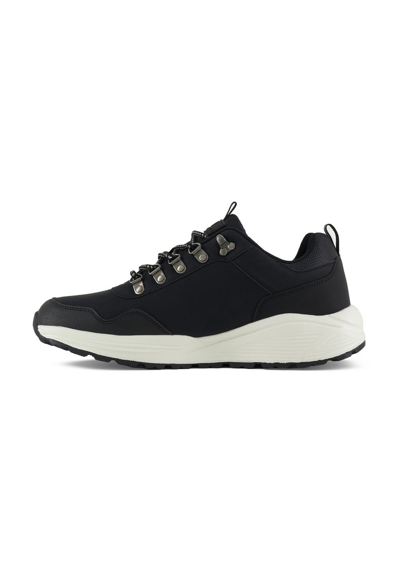 Scarpe da ginnastica nere con parte superiore in materiale sintetico, punta arrotondata, suola intermedia bianca a contrasto e accenti argentati sul sistema di allacciatura.