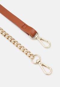 Cintura in finta pelle marrone attaccata a una catena metallica dorata con meccanismo di chiusura e blocco; superficie liscia con finitura lucida.