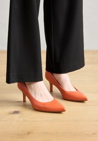 Unselected, orange