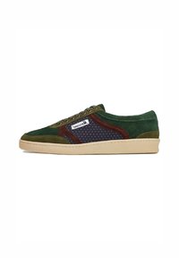 Zapatilla de ante verde y marrón con tejido de navy perforado, suela beige y acentos multicolores a lo largo de los laterales y la lengua.