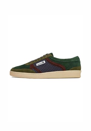 Zapatilla de ante verde y marrón con tejido de navy perforado, suela beige y acentos multicolores a lo largo de los laterales y la lengua.