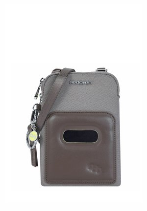 Sac bandoulière gris compact avec poche avant marron, bandoulière réglable, logo de marque en métal et porte-clés attaché.