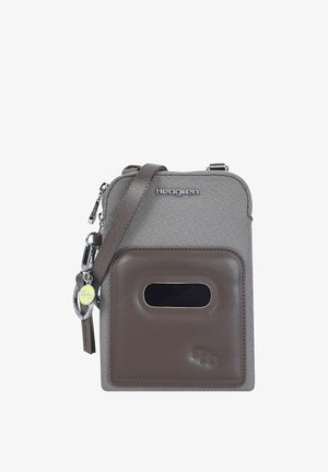 Sac bandoulière gris compact avec poche avant marron, bandoulière réglable, logo de marque en métal et porte-clés attaché.