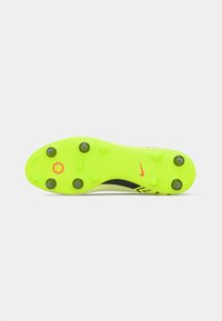 Nike focicipő élénk lime zöld talppal, fekete díszítéssel az oldalán, és hat tüske a tapadásért.