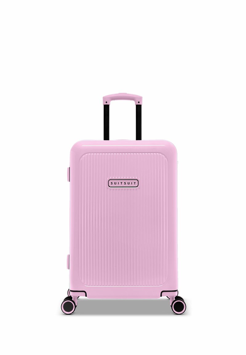 Hard-shell roze koffer met verticale ribbels, zwarte uitschuifbare handgreep en dubbele wielen met contrasterende accenten.