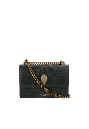 Zwarte handtas met structuur, voorzien van een gouden kettingriem en sluiting. Heeft een opvallend decoratief embleem aan de voorkant. Compactor rechthoekige vorm.