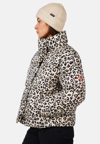 Kurtka puchowa w panterkę z wysokim kołnierzem, wykonana z błyszczącego materiału. Posiada czerwony akcent logo na lewym rękawie. Ciepły i wyściełany design.