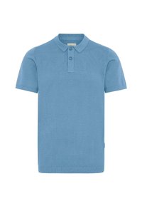 Polo bleu clair, manches courtes, texture douce, patte de boutonnage à deux boutons, col et poignets côtelés, design minimaliste, sans motifs ni accents.