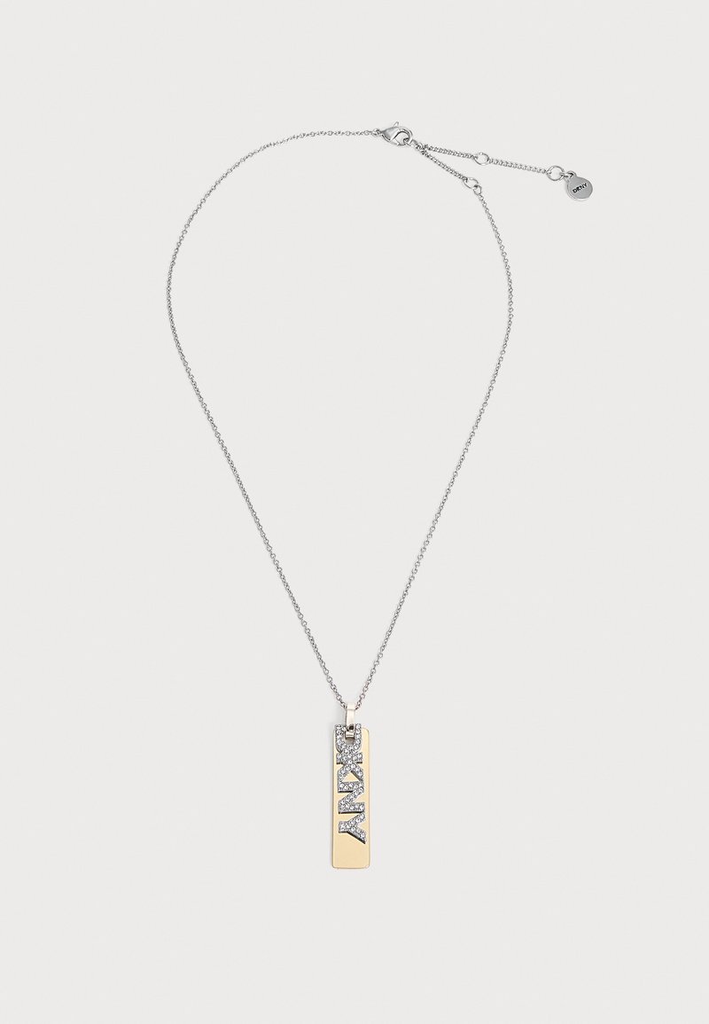 Collier chaîne en argent avec un pendentif rectangulaire vertical en or orné de cristaux scintillants formant les lettres "DKNY".