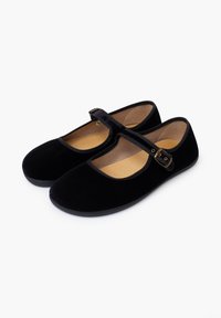 Schwarze Samt-Ballettschuhe mit runder Zehenpartie, ausgestattet mit einem dekorativen Riemen und einer Schnalle sowie einer kontrastierenden beigen Innensohle.
