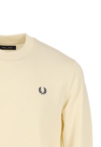 Felpa color crema con collo a coste, caratterizzata da un logo nero ricamato sul petto e una texture liscia in tutto il capo.