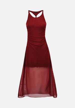 Robe rouge sans manches avec col montant, taille froncée et superposition de jupe longue transparente.