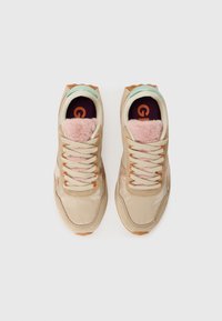 Beige Sneaker mit einer strukturierten Leder- und Stoffoberseite. Merkmale sind pinkes Kunstpelzfutter, mintgrüne Akzente und orangefarbene Schnürdetails.