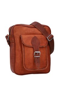 Braune Leder-Crossbody-Tasche mit einer vorderen Klappen-Tasche, silberner Schnallenverschluss und einem abnehmbaren Schulterriemen. Glatte Oberfläche und quadratische Form.