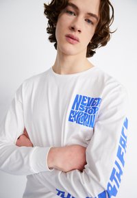 The North Face MOUNTAIN PLAY TEE - Hosszú ujjú felső - white