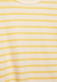 Tissu couleur crème avec des rayures jaunes horizontales et régulièrement espacées, et un col rond.